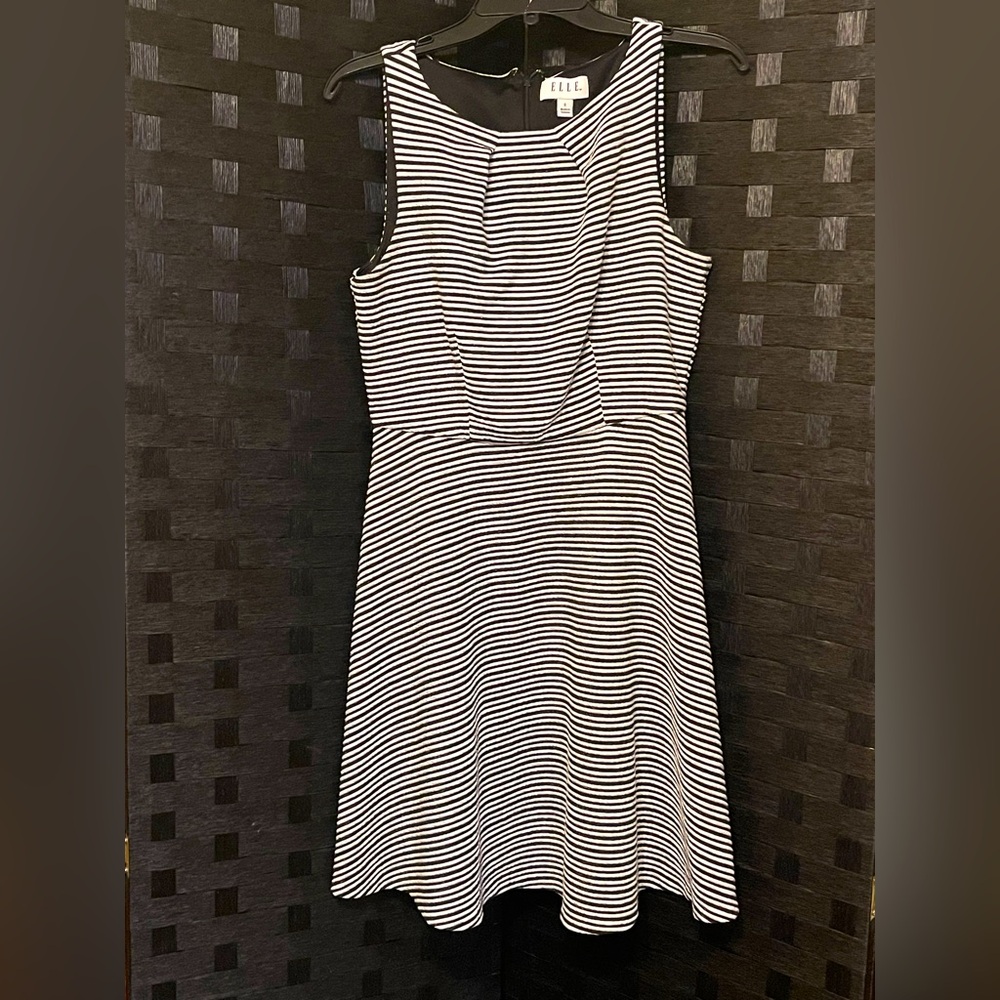elle black and white dress Size sm Gorgeous Classy flowy stripes